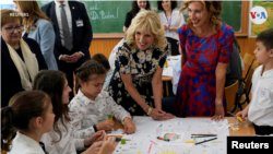 Jill Biden visita Rumania donde se reúne con organizaciones humanitarias