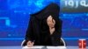 ARHIVA - TV voditeljka Katere Ahmadi spušta glavu dok čita vesti na stanici Tolo News u Kabulu, 22. maja 2022, nakon što su talibanski vladari odlučili da sve voditeljke na televiziji moraju da pokriju lice dok su u programu.