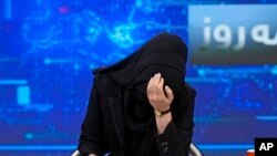 ٹی وی اینکر خاطرہ احمدی طلوع نیوز میں خبریں پڑھتے ہوئے۔ اے پی فوٹو