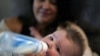 Ashley Maddox alimenta a su hijo de 5 meses, Cole, con fórmula que compró a través de un grupo de Facebook de madres necesitadas el jueves 12 de mayo de 2022 en Imperial Beach, California, EEUU.