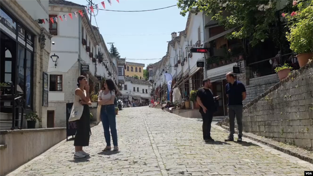 Shqipëri: Mbështetje të rinjve për t’u përfshirë në politikë në nivelet vendore