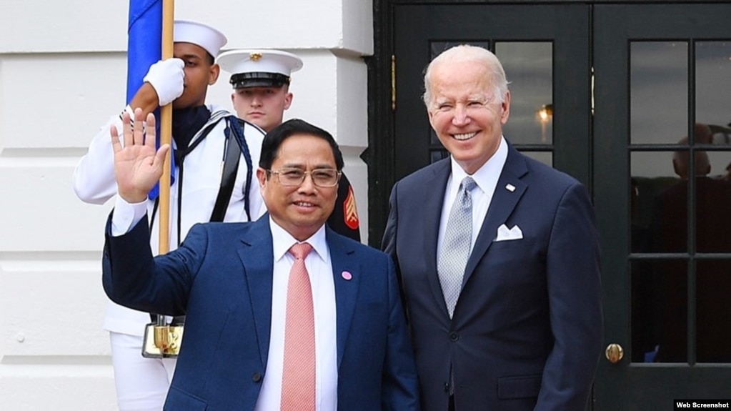 Tổng thống Hoa Kỳ Joe Biden đón Thủ tướng Việt Nam Phạm Minh Chính tại Nhà Trắng ngày 12/5/2022. Photo US Embassy in Hanoi. Và bao giờ thì TT Biden sẽ ghé thăm Việt Nam?