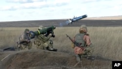 Український військовий стріляє з американської пускової установки Javelin під час військових навчань у Донецькій області, Україна, середа, 12 січня 2022 року.  Знімок надано прес-службою Міноборони України.