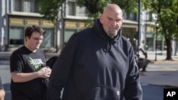 John Fetterman llega al Holy Hound Tap Room en el centro de York, Pensilvania, el jueves, 12 de mayo de 2022. (Mark Pynes/The Patriot-News vía AP)