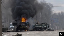 ARHIVA: Ruski tenk gori u Harkovu, drugom najvećem gradu u Ukrajini, 27. februara 2022. 