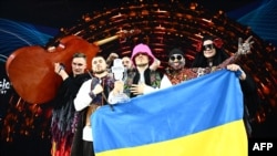 Grup musik "Kalush Orchestra" dari Ukraina yang memenangkan Eurovision tahun ini di Torino, Italia (14/5). 