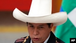 El presidente de Perú, Pedro Castillo, habla durante una ceremonia después de recibir por parte del mandatario boliviano la Gran Cruz del Cóndor de los Andes, en el palacio presidencial Casa Grande del Pueblo en La Paz, el 30 de octubre de 2021. 