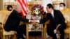 美国总统拜登与日本首相岸田文雄在东京举行美日峰会期间握手。（2022年5月23日）