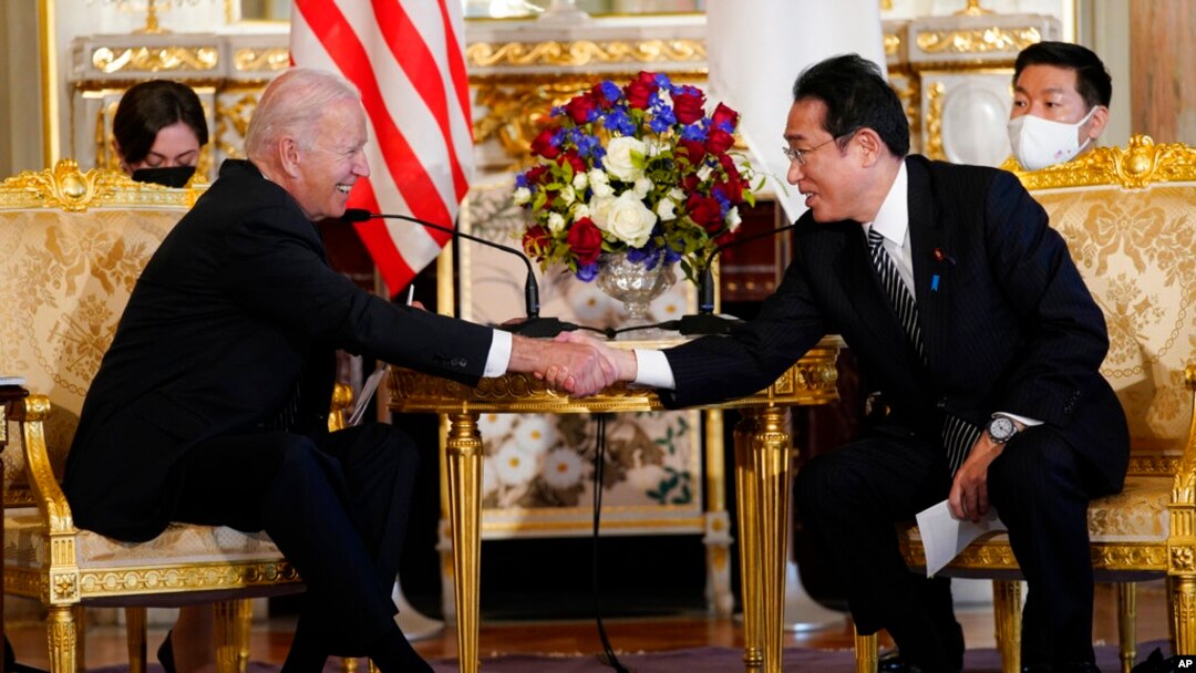 美國總統拜登與日本首相岸田文雄在東京舉行美日峰會期間握手。 （2022年5月23日）