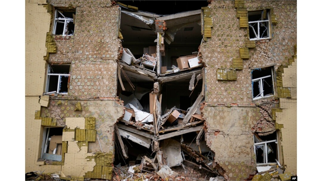 Puing-puing tergantung dari sebuah bangunan tempat tinggal yang rusak berat dalam pemboman Rusia di Bakhmut, Ukraina timur, Ukraina timur, 28 Mei 2022. (Foto: AP)
