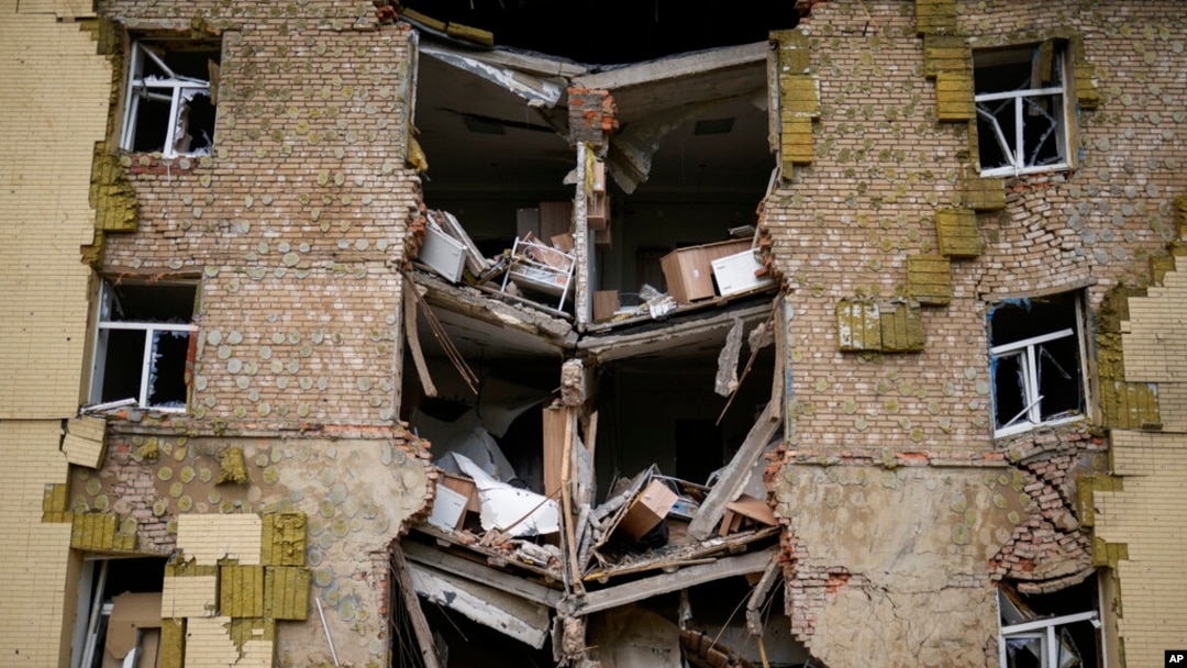 Stambena zgrada u Bakmutu, istočnoj Ukrajini, srušena u ruskom bombardovanju