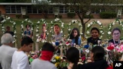 Orang-orang berkumpul dalam peringatan di Robb Elementary School di Uvalde, Texas, 30 Mei 2022, untuk memberikan penghormatan kepada para korban yang tewas dalam penembakan di sekolah pada minggu lalu. (Foto: AP)