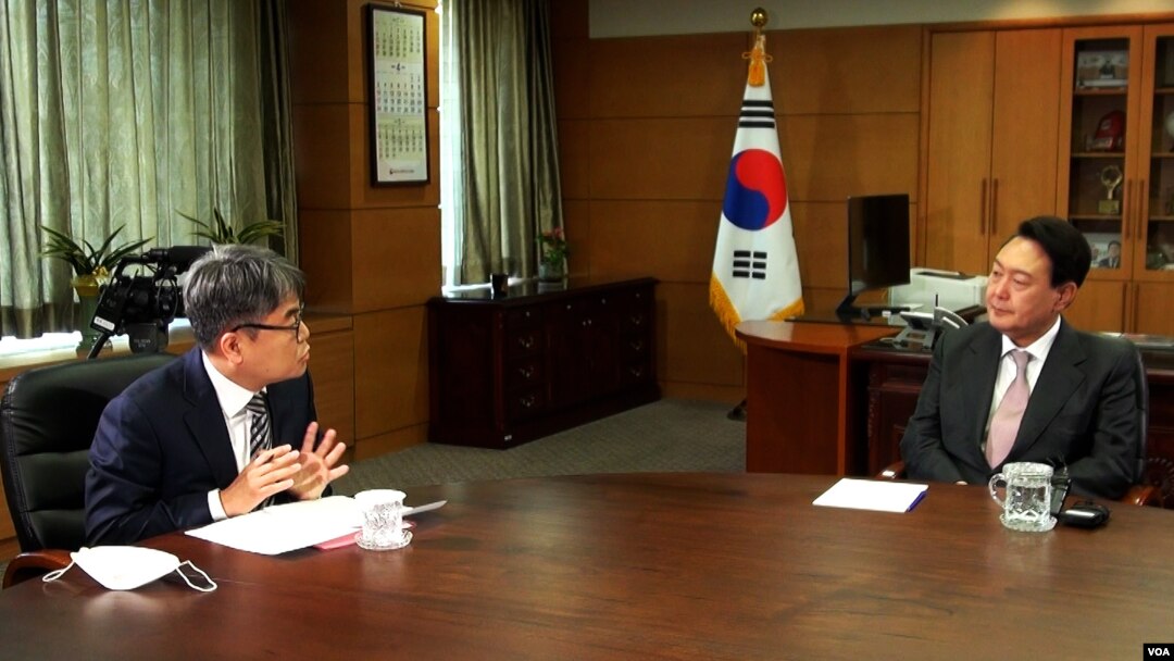 South Korean President-elect Yoon Suk-yeol, right, is interviewed in late April 2022 by VOA's Korean Service Chief Dong Hyuk Lee, in Yoon's office in Seoul. (VOA Korean Service)