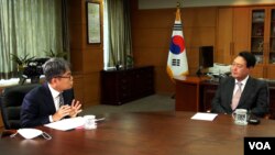 South Korean President-elect Yoon Suk-yeol, right, is interviewed in late April 2022 by VOA's Korean Service Chief Dong Hyuk Lee, in Yoon's office in Seoul. (VOA Korean Service)