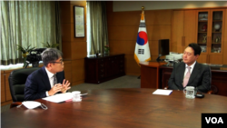 South Korean President-elect Yoon Suk-yeol, right, is being interviewed in late April 2022 by VOA's Korean Service Chief Dong Hyuk Lee, in Yoon's office in Seoul. (VOA Korean Service)