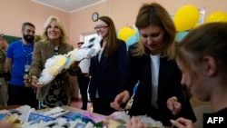 Ibu Negara AS Jill Biden (kiri) dan ibu negara Ukraina, Olena Zelenska, mengunjungi sebuah sekolah umum untuk anak-anak pengungsi di kota Uzhhorod, Ukraina hari Minggu (8/5).