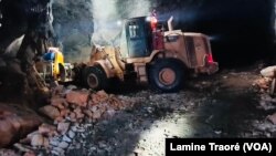 Une machine en train de travailler. Elle est utilisée par l’équipe de sauvetage, Perkoa, Réo, le 9 mai 2022. (VOA/Lamine Traoré)