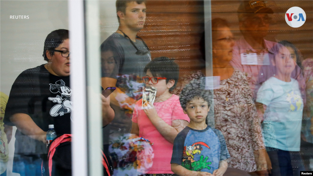 Niños esperan en el Centro Cívico Ssgt Willie de Leon, donde fueron trasladados luego del tiroteo en la escuela.