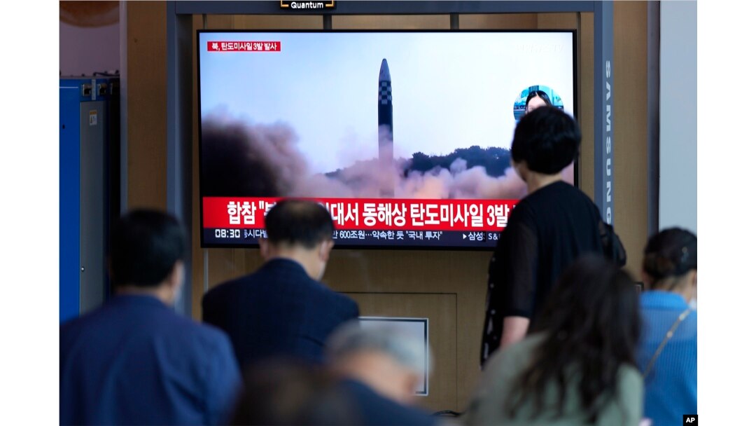Orang-orang menonton layar TV yang menampilkan program berita yang melaporkan peluncuran rudal Korea Utara di sebuah stasiun kereta api di Seoul, Korea Selatan, , 25 Mei 2022. (Foto: AP)