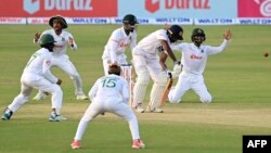 চট্টগ্রামের জহুর আহমেদ চৌধুরী স্টেডিয়ামে বাংলাদেশ ও শ্রীলঙ্কার মধ্যে প্রথম টেস্ট ক্রিকেট ম্যাচের চতুর্থ দিনে শ্রীলঙ্কার লাসিথ এমবুলডেনিয়া একটি শট খেলছেন। (ছবি মুনির উজ জামান / এএফপি)