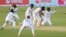 চট্টগ্রামের জহুর আহমেদ চৌধুরী স্টেডিয়ামে বাংলাদেশ ও শ্রীলঙ্কার মধ্যে প্রথম টেস্ট ক্রিকেট ম্যাচের চতুর্থ দিনে শ্রীলঙ্কার লাসিথ এমবুলডেনিয়া একটি শট খেলছেন। (ছবি মুনির উজ জামান / এএফপি)
