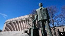 Una estatua del primer presidente de Finlandia, Kaarlo Juho Stahlberg, se encuentra frente al parlamento finlandés en Helsinki, Finlandia, el 13 de mayo de 2022.