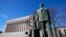 Una estatua del primer presidente de Finlandia, Kaarlo Juho Stahlberg, se encuentra frente al parlamento finlandés en Helsinki, Finlandia, el 13 de mayo de 2022.