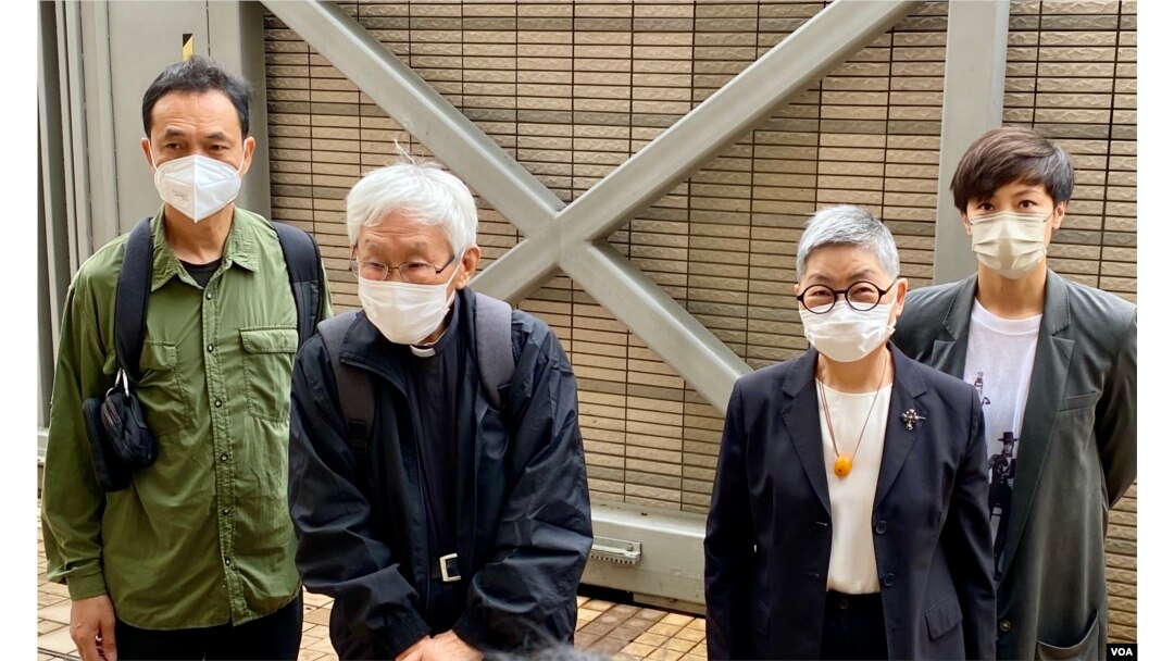 已停止运作的”612人道支援基金”4名信托人学者许宝强(左起)、天主教香港教区荣休主教陈日君枢机、大律师吴霭仪、歌手何韵诗,5月24日到西九龙裁判法院应讯。 (美国之音/汤惠云)