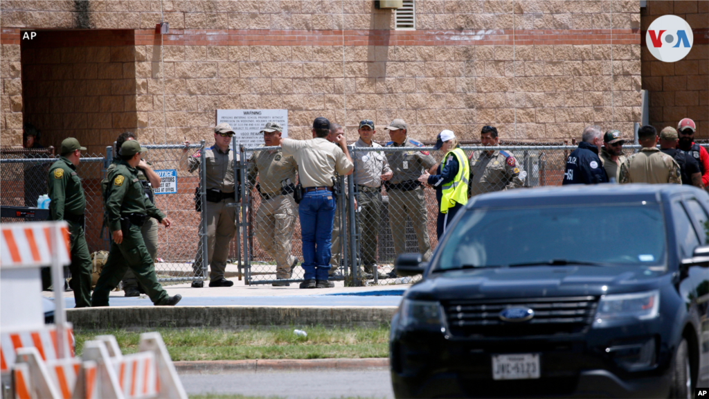 Fuerzas del orden responden al llamado luego del tiroteo registrado en Uvalde, Texas.