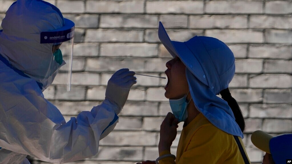 一位北京居民接受新冠病毒检测（2022年5月16日）(photo:VOA)