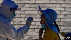 一位北京居民接受新冠病毒检测（2022年5月16日）
