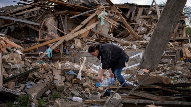 Woman Who Lost Home in Ukraine War Finds Hope in Surviving Flowers
