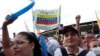Los partidarios del candidato presidencial colombiano de centroderecha Federico Gutiérrez, del equipo de coalición del gobierno por Colombia, levantan una canción que dice "Venezuela con el presidente Fico" durante un mitin de campaña en Cúcuta, Colombia, el 13 de mayo de 2022.