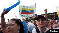 Los partidarios del candidato presidencial colombiano de centroderecha Federico Gutiérrez, del equipo de coalición del gobierno por Colombia, levantan una canción que dice "Venezuela con el presidente Fico" durante un mitin de campaña en Cúcuta, Colombia, el 13 de mayo de 2022.