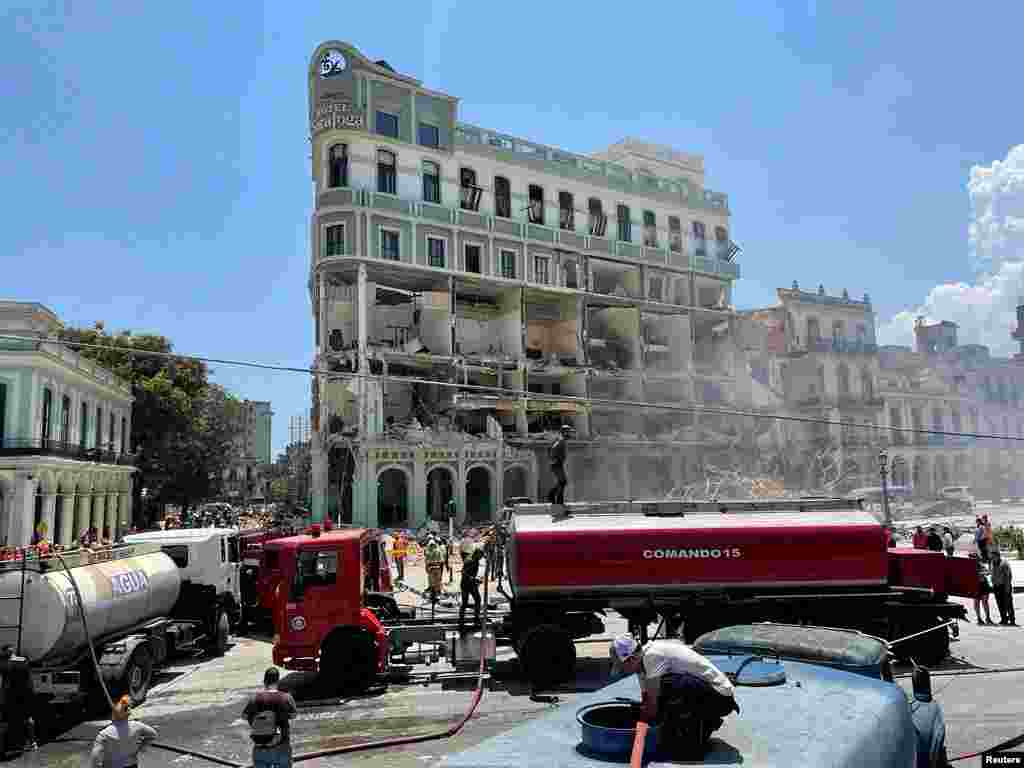 El cuerpo de bomberos se instala frente al hotel Saratoga, en La Habana, Cuba, que sucumbi&#243; a un incendio el 6 de mayo de 2022.