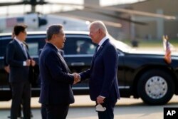 Južnokorejski predsednik pozdravlja američkog predsednika u vazduhoplovnoj bazi u Pjongteku u Južnoj Koreji (Foto: AP/Evan Vucci)