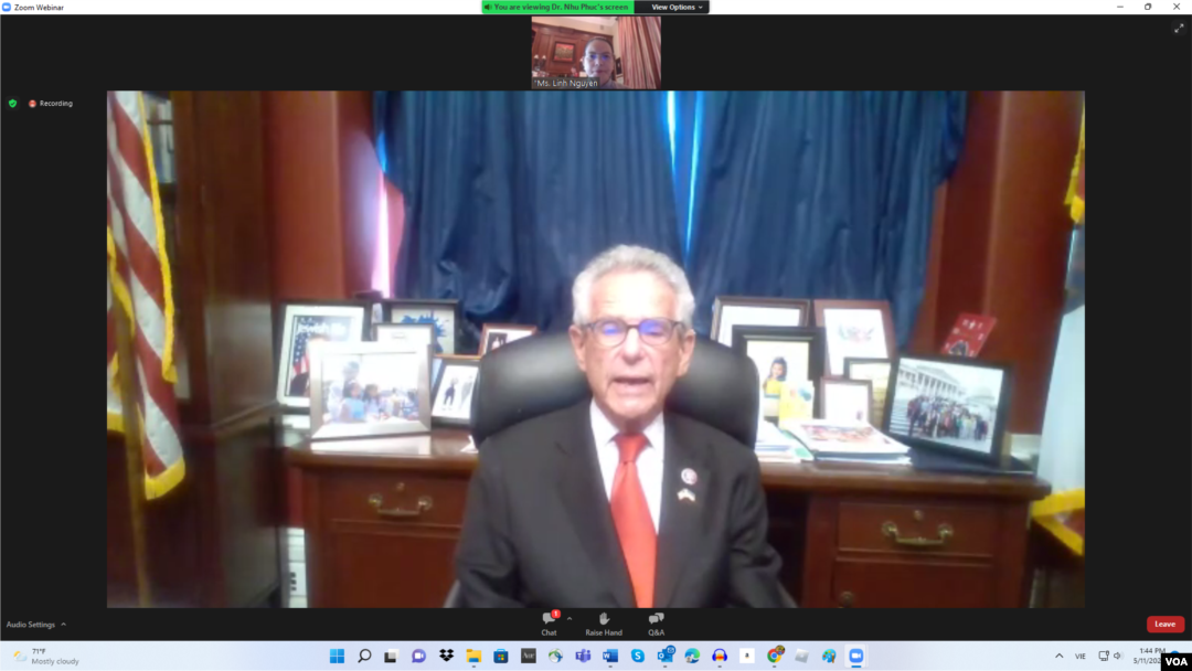 Dân biểu Alan Lowenthal phát biểu qua video hôm 11/5/2022.