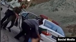 تصویر برگرفته از ویدیو ضرب و شتم یک زن توسط مأموران نیروی انتظامی در محدوده سد لتیان که در شبکه‌های اجتماعی منتشر شده است.