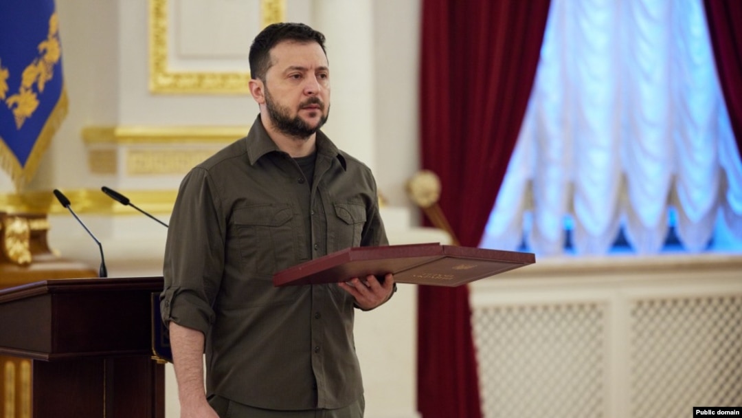 Зеленски во своето ноќно видео обраќање рече дека „апсолутно херојската одбрана на Донбас продолжува“.