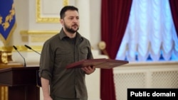 Зеленски во своето ноќно видео обраќање рече дека „апсолутно херојската одбрана на Донбас продолжува“.
