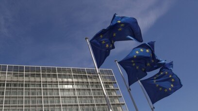Las banderas de la Unión Europea ondean frente a la sede de la Comisión Europea en Bruselas, Bélgica, el 24 de marzo de 2021. REUTERS/Yves Herman/Foto de archivo.