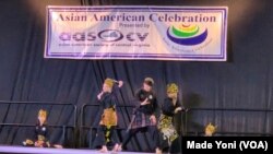 Chris Robinson dan anak-anak Amerika menampilkan pencak silat pada Asian American 24th celebration di Richmond, Virginia. (VOA/Made Yoni)