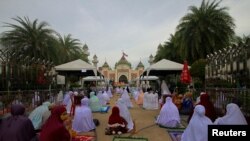 Umat Islam Thailand merayakan Idul Fitri di sebuah masjid di provinsi Pattani, Thailand selatan (foto: ilustrasi). 