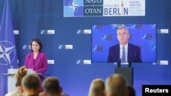 Прес-конференція за участі генсека НАТО Єнса Столтенберга та міністерки закордонних справ Німеччини Анналени Бербок, Берлін, 15 травня 2022, Reuters