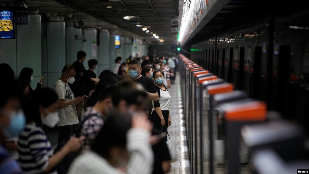 Warga menunggu kereta setelah pemerintah melonggarkan lockdown COVID-19 di Shanghai, China hari Rabu, 1 Juni 2022. 
