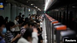 중국 상하이 시민들이 봉쇄 해제 첫날인 1일 마스크를 착용한 채 지하철을 기다리고 있다.