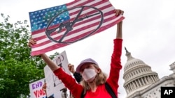 Activistas se unen a los demócratas del Senado fuera del Capitolio para exigir acción sobre la legislación de control de armas después de que un hombre armado matara a 19 niños y dos maestros en una escuela primaria de Texas esta semana, en Washington, el 26 de mayo de 2022.