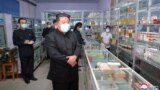 Lãnh đạo Triều Tiên Kim Jong Un đeo khẩu trang trong khi đi kiểm tra một hiệu thuốc ở Bình Nhưỡng giữa lúc dịch COVID-19 bùng phát. Tấm ảnh không ghi ngày tháng được Hãng thông tấn Trung ương Triều Tiên (KCNA) công bố ngày 15/5/2022.