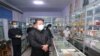 Pemimpin Korea Utara Kim Jong Un mengenakan masker ketika berkunjung ke salah satu apotek di Pyongyang, dalam foto yang dirilis oleh Kantor Berita Korea Utara pada 15 Mei 2022. (Foto: KCNA via Reuters)