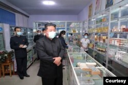 朝鲜官方2022年5月15日公布的领导人金正恩视察一家药店的情形。（朝中社）